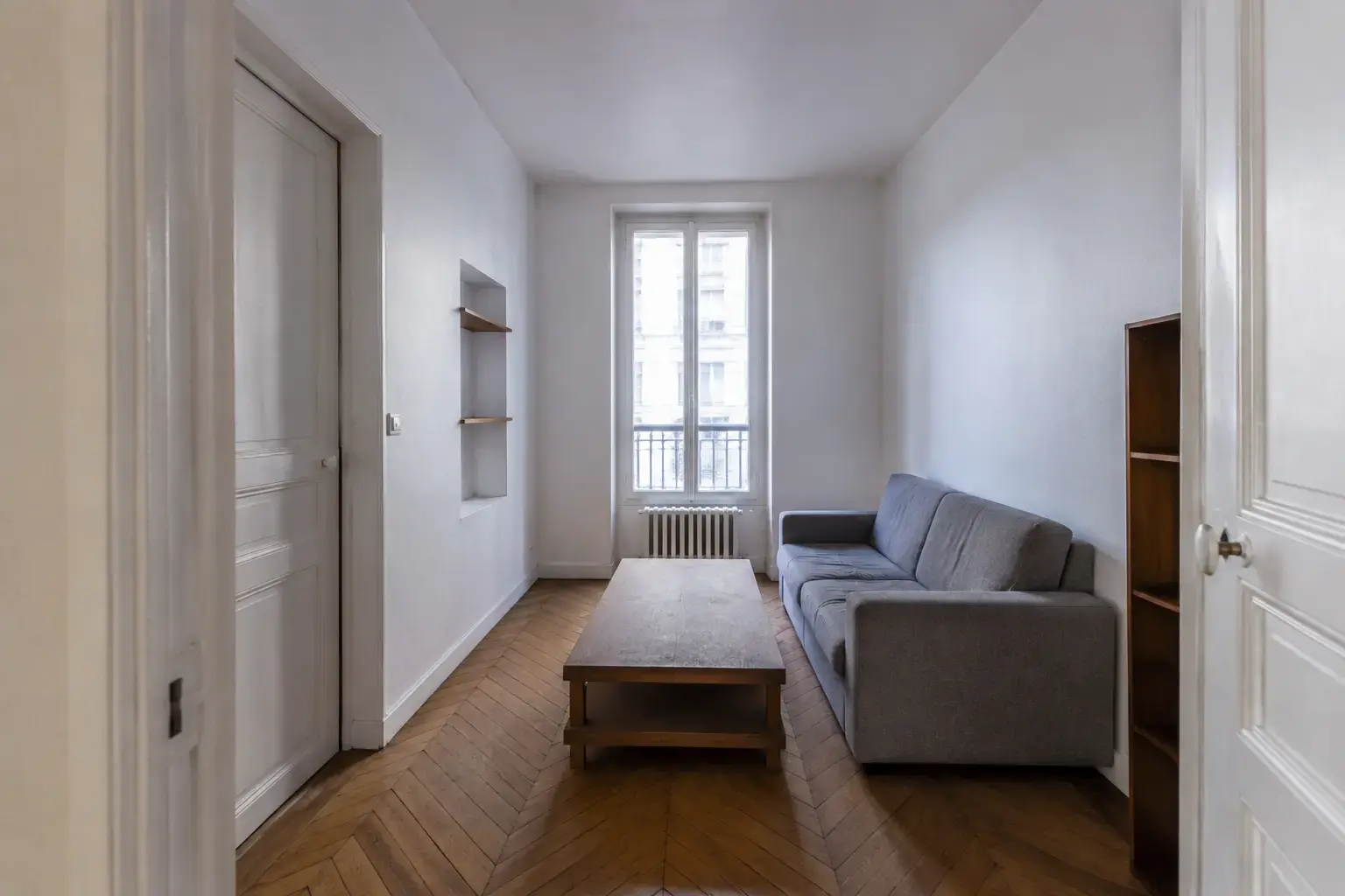 Avant : petit salon étroit avec mobilier mal proportionné et circulation encombrée.